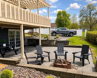 Keuka Lake Cottage - Lake Frontage w/Dock, Nearby Boat Ramp, Walk to Everything! - Dundee - Patio