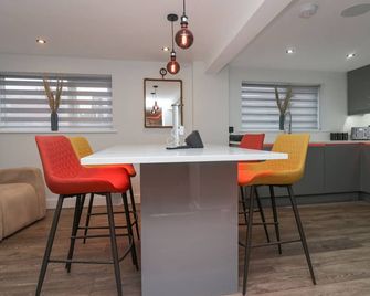 Crag View Cottage, Pet Friendly, With Hot Tub In Dalton-In-Furness - Barrow-in-Furness - Dining room