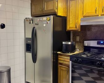 Entire studio with AC & WiFi in pleasant Ridgewood, NY. 40 minutes to Manhattan - Queens - Kitchen