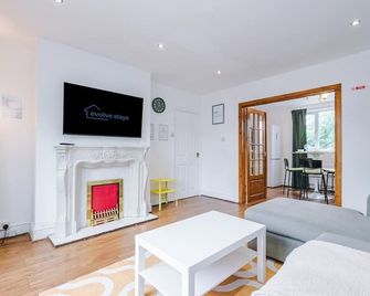 Driveway Stunning 3Bedroom Home In Withington - Manchester - Living room