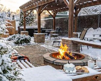 5 Bedroom Combo / Arcadia Resort / Cabin 7 + 3 Bedroom House / Hot Tub - Arcadia - Patio