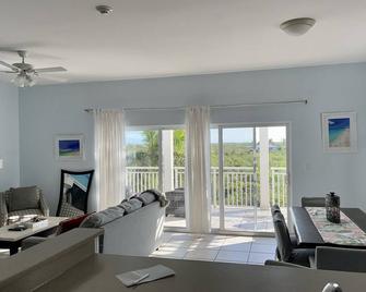 Awesome 2 bedroom Luxury Penthouse at Ocean Club West Plaza Building, Grace Bay - Grace Bay - Sala de estar