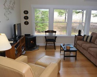 Comfortable Cottage Overlooking Blueberry Field on Mt Desert Island - Southwest Harbor - Living room