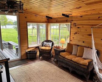 Lakefront Beach Bungalow - Retreat & Relax - Kayaks, Fire pit, Tree Swings! - Moose Lake - Sala de estar