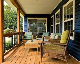 Spacious Year Round Cottage in the Heart of Cavendish - Stanley Bridge - Balcony