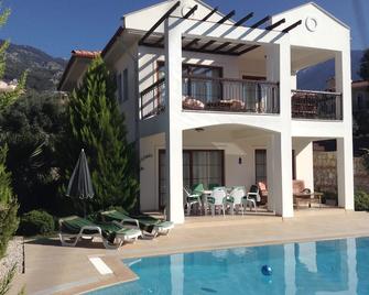 Spacious modern villa set in a fabulous location overlooking the Ovacik Valley - Fethiye - Zwembad