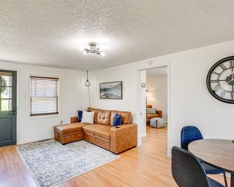 Jefferson City Bungalow Hot Tub and Patio! - Jefferson City - Living room