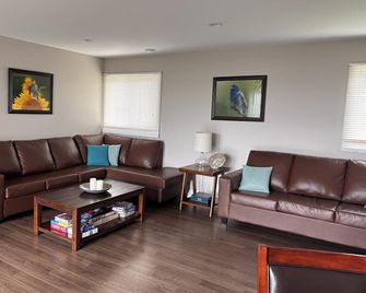 Izzy's Lookout Lake House - Spacious 2 bedroom house - Leamington - Living room
