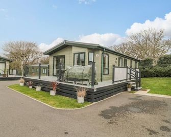 Gwydn Lodge, Family Friendly, With Pool In Downton, Hampshire - Lymington - Building