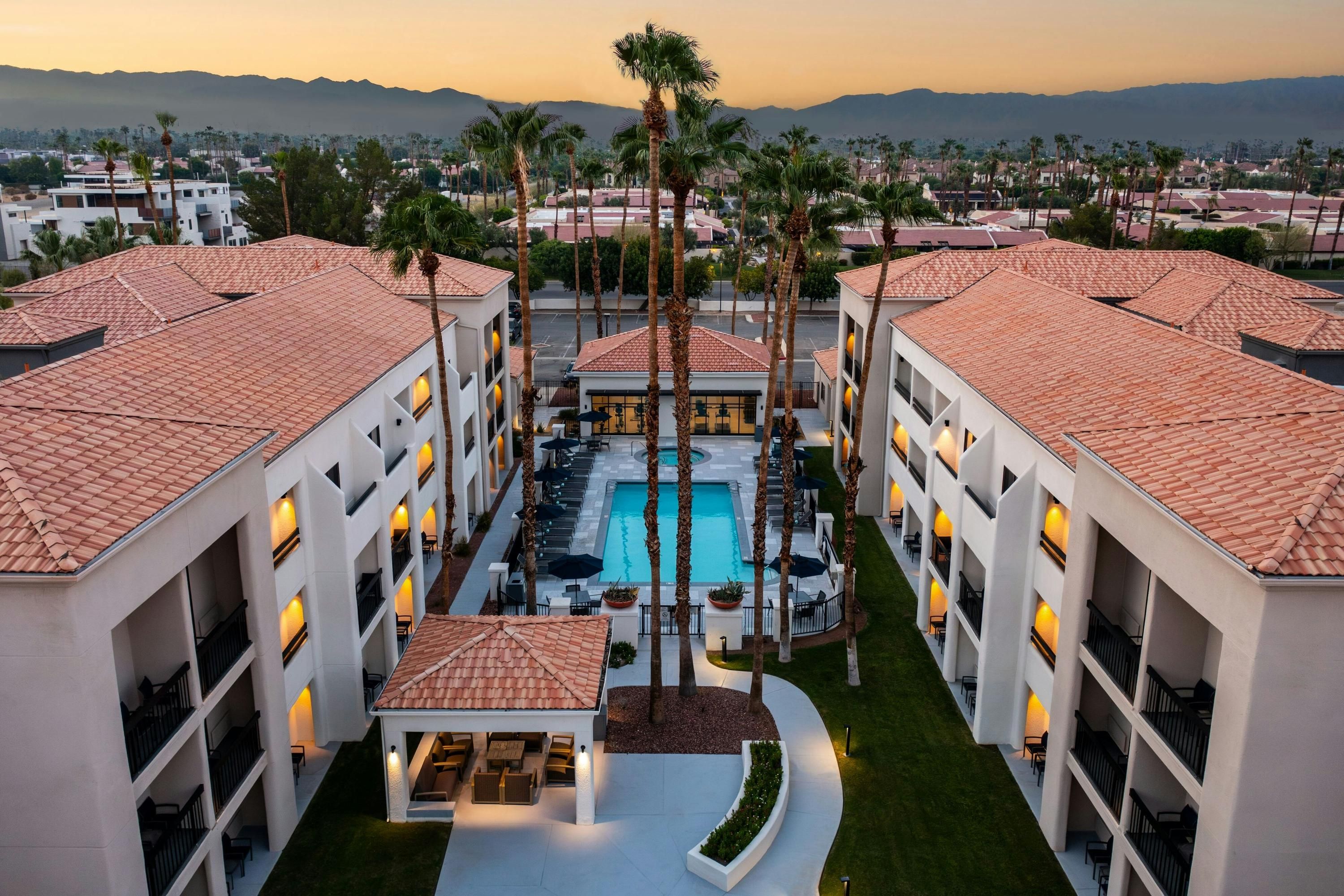 Courtyard by Marriott Palm Springs thumbnail 3