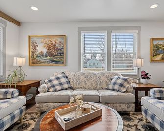 N Shore Bungalow-Close to St Joe, beaches, golf, wineries, 45 min to Notre Dame - Benton Harbor - Living room