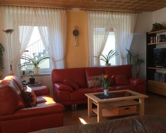 Apartment in the historic canon house - 52sqm / 2-4 persons - Wi-Fi - Treis-Karden - Living room