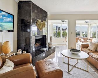 Coconut Paradise - Madeira Beach - Living room