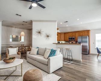 Relax by fire pit - Walk to Lake - Little Elm - Living room