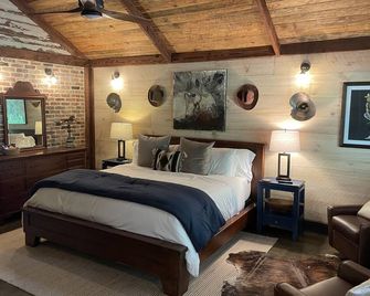 The Stables at Giddy Up Folsom Western Room B - Folsom - Bedroom