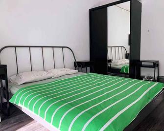 The property is a 3 bedroom apartment nearby the city with restaurants around. - Bissau - Chambre