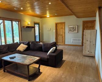 Tranquility awaits you in this luxurious 3 bedroom chalet with sleep camp - Gracefield - Living room