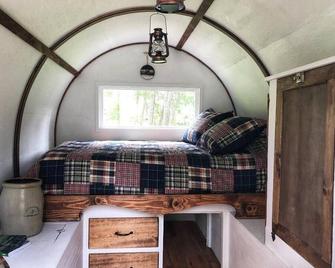 authentic sheepherder wagon camping near wilderness areas in Kootenai NFS - Eureka - Habitación