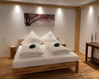Neurenovierte Ferienwohnung Xaver - Holzkirchen - Schlafzimmer