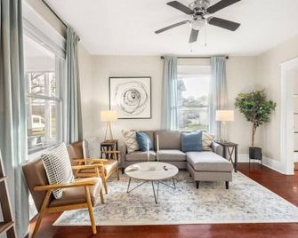 Charming Home Near Memorial Park - Fort Wayne - Living room