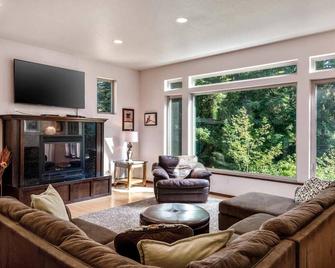 Beautiful Lake Area Home, Gas Grill - Close to Downtown Florence & Dunes - Dunes City - Living room