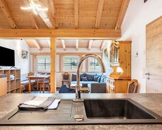 Apartment 'Wohnung Talblick' with Balcony and Wi-Fi - Vöhrenbach - Sala de estar