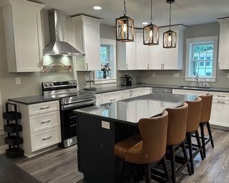 Luxury Downtown Cedar Falls Retreat / Pool Table / Outdoor Dining / Sleeps 12 - Cedar Falls - Keuken