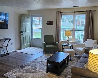 The Ranch on Raccoon with AC, wifi, deck, 2 car garage -near Avalon Grand Resort - Warren - Obývací pokoj