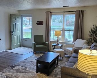 The Ranch on Raccoon with AC, wifi, deck, 2 car garage -near Avalon Grand Resort - Warren - Living room