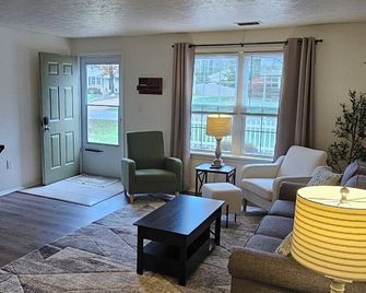 The Ranch on Raccoon with AC, wifi, deck, 2 car garage -near Avalon Grand Resort - Warren - Huiskamer