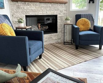 Seaside Serenity Cottage - Shelburne - Living room