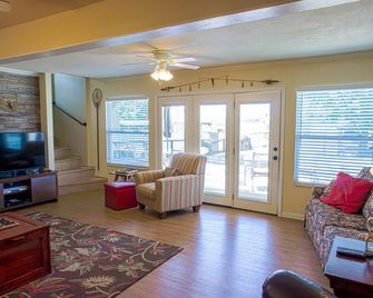 Family Friendly Waterfront Home on Eagle Mountain Lake - Briar, Azle, TX - Azle - Living room
