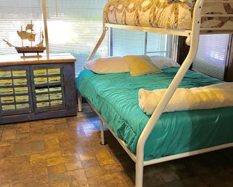 Pet-friendly home with hot tub and located near Seawall. - Galveston - Bedroom
