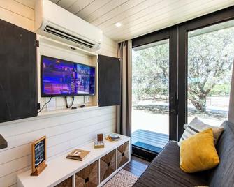 The Honeycomb-Tiny Container Home 12 Min. to Magnolia/Baylor - Bellmead - Living room