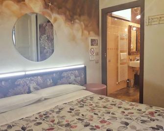 Cortiletto d'Alba camere con ristorante - Alba - Habitación