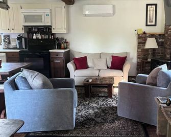 Classic Farmhouse with easy VAST & Kingdom Trails access - Lyndon - Olohuone