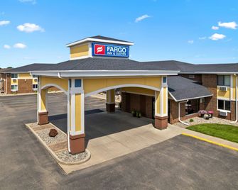 Fargo Inn & Suites - Fargo - Building