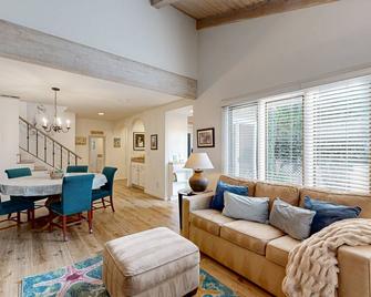 Lovely home with furnished patio, grill & ocean views - close to the beach - Santa Barbara - Wohnzimmer
