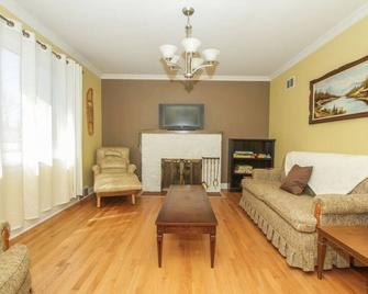 Homey Single Family on Old Orchard - Cornwall - Living room