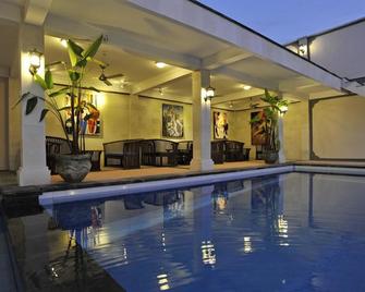 Aquarius Beach Hotel - Denpasar - Bazén