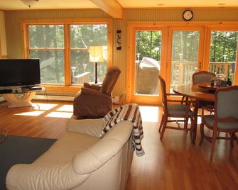 Riverside 3 bedroom 2 bath near Baxter State Park - Millinocket - Wohnzimmer