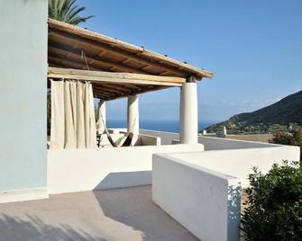 Hotel La Locanda Del Postino - Malfa - Balkon