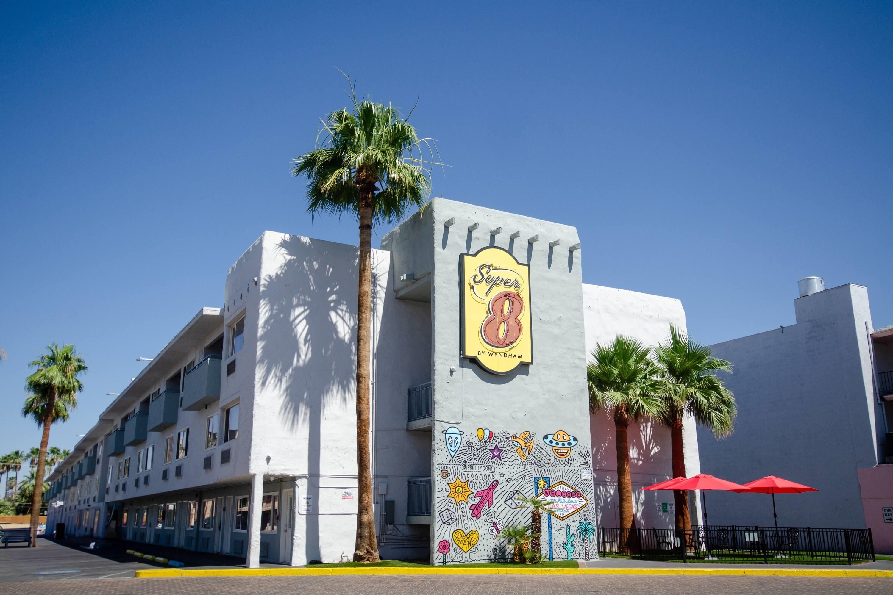 Super 8 by Wyndham Las Vegas North Strip/Fremont St. Area - Las Vegas - Building