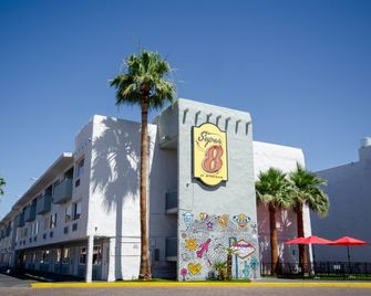 Super 8 by Wyndham Las Vegas North Strip/Fremont St. Area - Las Vegas - Building