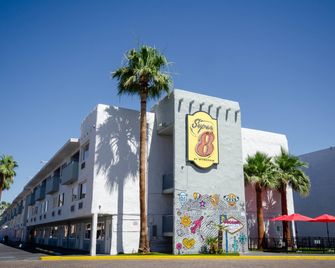Super 8 by Wyndham Las Vegas North Strip/Fremont St. Area - Las Vegas - Building