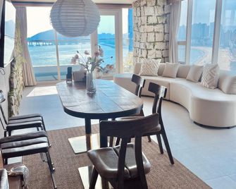 Lumiere Deluxe Ocean View Grand Room (Terrace / Jacuzzi), Gwangalli Beach - Busan - Schlafzimmer