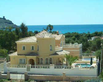 Apartment for family holidays, large terrace and pool, secure. - La Azohia - Edificio
