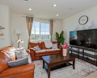 Quiet Suburban Townhouse in Ontario - Ontario - Living room