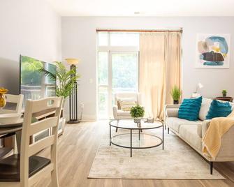King Bed Condo In Walkable Neighborhood W/ Desk & Wifi - Charlotte - Living room