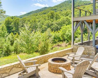 Comfy Asheville Vacation Rental with Hot Tub! - Asheville - Balcón